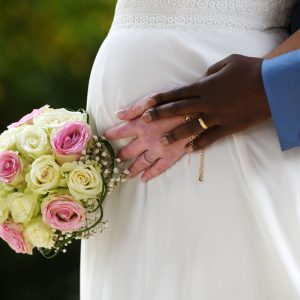 Grossesse et mariage : le grand bonheur de futurs parents/mariés  - Image Pro Photolouis