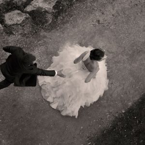 La folle course-poursuite des mariés dans une allée  - Image Pro Photolouis