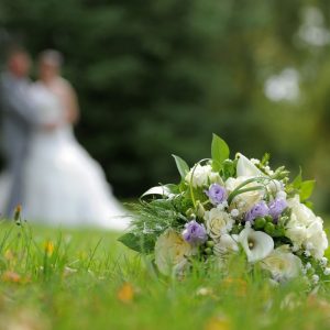 Le bouquet de la mariée. Arrière plan flou végétal dans une prairi d'Argenton sur Creuse - Image Pro Photolouis