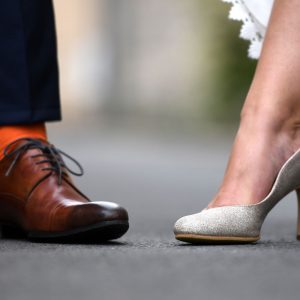 Chaussures des mariés. Originalité et décontraction  - Image Pro Photolouis