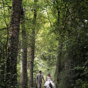 Ambiance très nature et lifestyle. Les petits mariés dans la grande forêt - Image Pro Photolouis