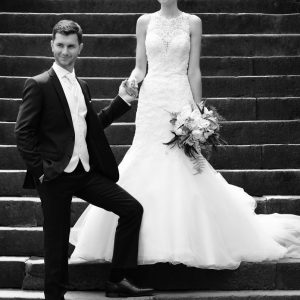 Photos des mariés dans la descente d'escalier. Rendu graphique et minimalisme.  - Image Pro Photolouis des