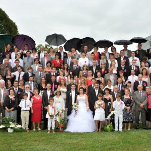 Photos de Groupe Mariage pluvieux mariage heureux humour rigolo Indre avec des parapluies - Image Pro Photolouis