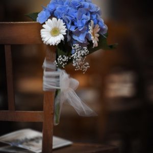Photographie d'une chaise dans une église bouquet - Image Pro Photolouis