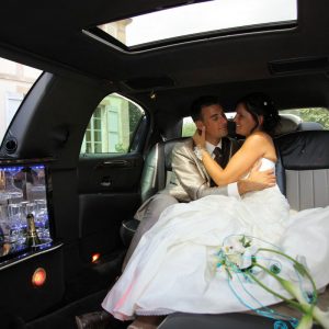 Reportage mariage Cortège de voiture Limousine Audi arrivant à l'église - ImagePro Photolouis