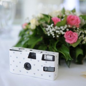 Détail de la décoration de table dans un mariage du 36 avecappareil photo jetable - Image Pro Photolouis