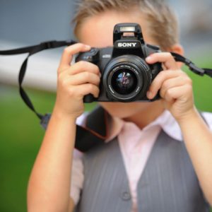  Reportage photo Mariage Indre 36 ImagePro Photolouis photographe enfant avec appareil photo numérique réflex