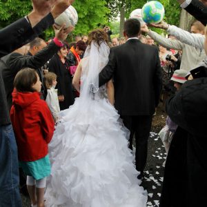 Haie d'honneur pour les mariés en ballon de foot à la sortie de la cérémonie - ImagePro Photolouis