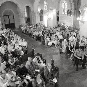 Vue d'ensemble en hauteur des invités à l'église durant la cérémonie - ImagePro Photolouis