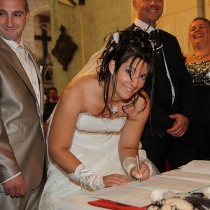 Signature des registres à l'église par les mariés dans le Berry - ImagePro Photolouis