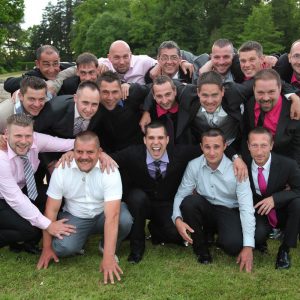 Equipe de copains du marié en pose rugby photo Mariage à Bouges le château dans l'Indre - Image Pro Photolouis