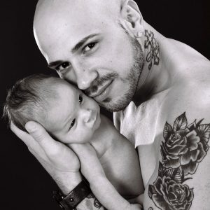 Papa tatoué avec son petit Garçon. A fleur de peau