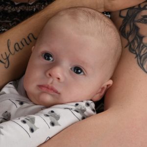 Portrait de nouveau-né bébé avec ses parents tatouage dans l'Indre Berry - Maternité - Image Pro Photolouis